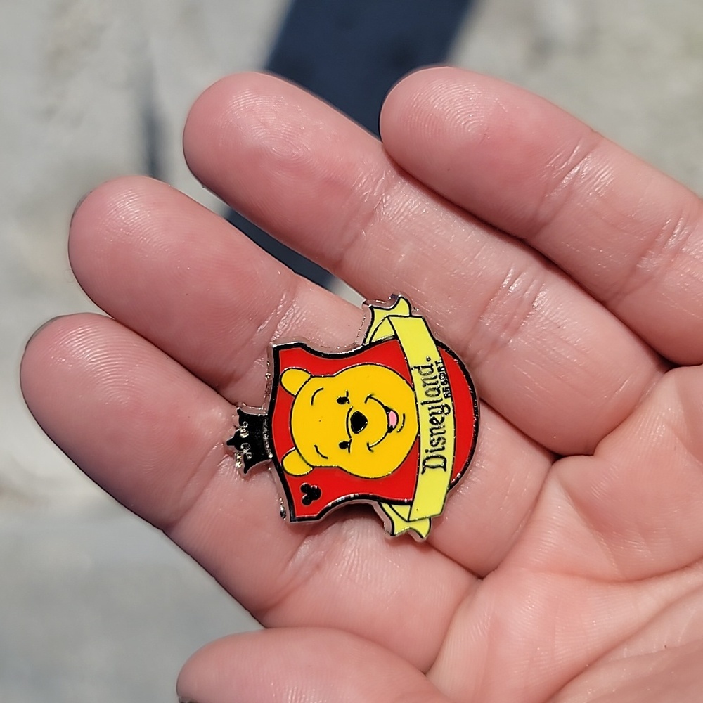🩶2/$20🩶 Disney Trading Pin Crest Collection - Winnie the Pooh